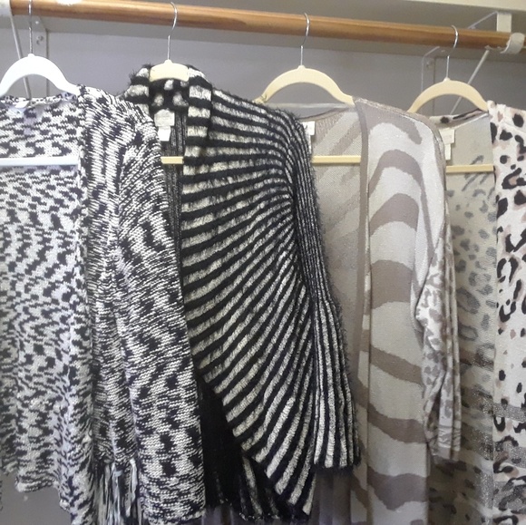 Lot of 13 pcs. of Chico's size 1 cardigans etc. - Picture 3 of 5